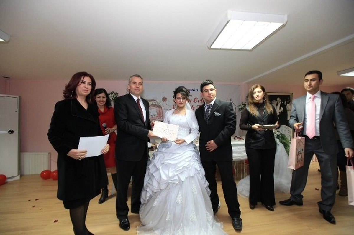 Yüzlerce Genç Evlilik Okulu\'ndan Mezun Oldu