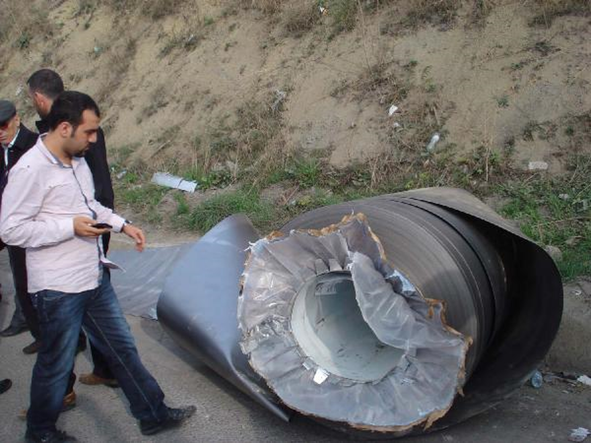 12 Tonluk Sac Ruloyu Otobüs Durağına Düşürdü
