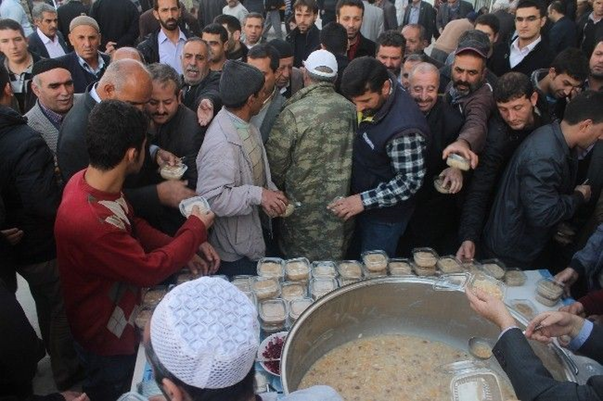 Agd Kulu\'da Aşure Dağıttı