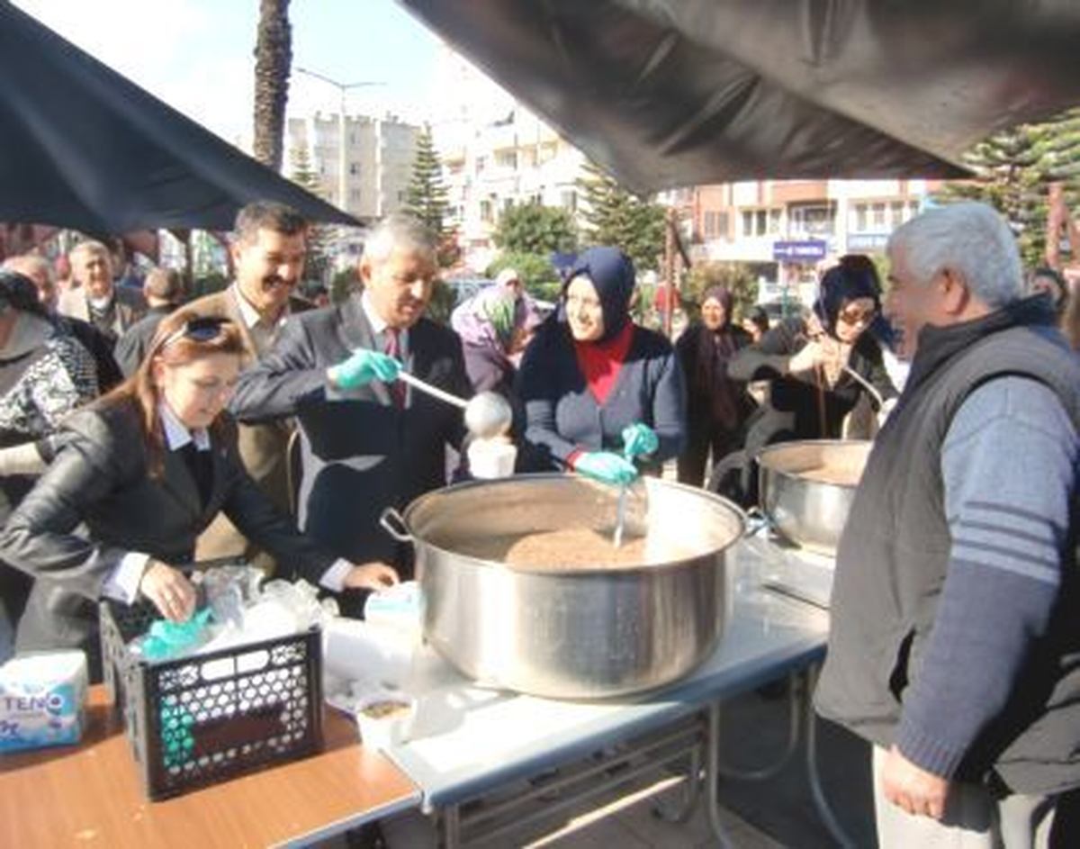 AK Parti\'li Kadınlar Aşure Dağıttı