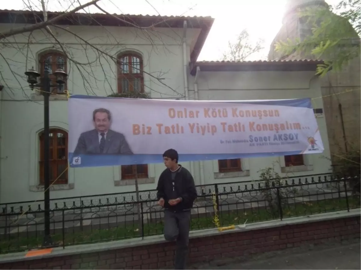 Ak Partili Vekil, Kazandığı Tazminatla Tatlı Dağıttı