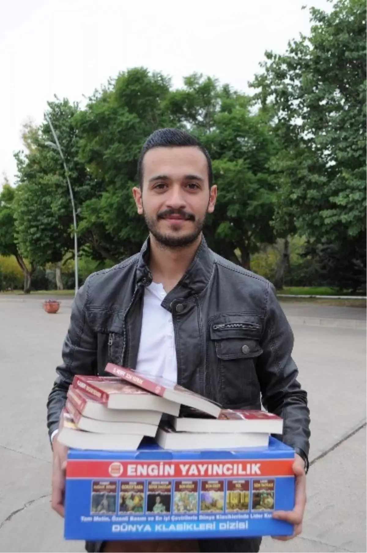 Akdeniz Üniversitesi\'nden Köy Okuluna Kitap Bağışı