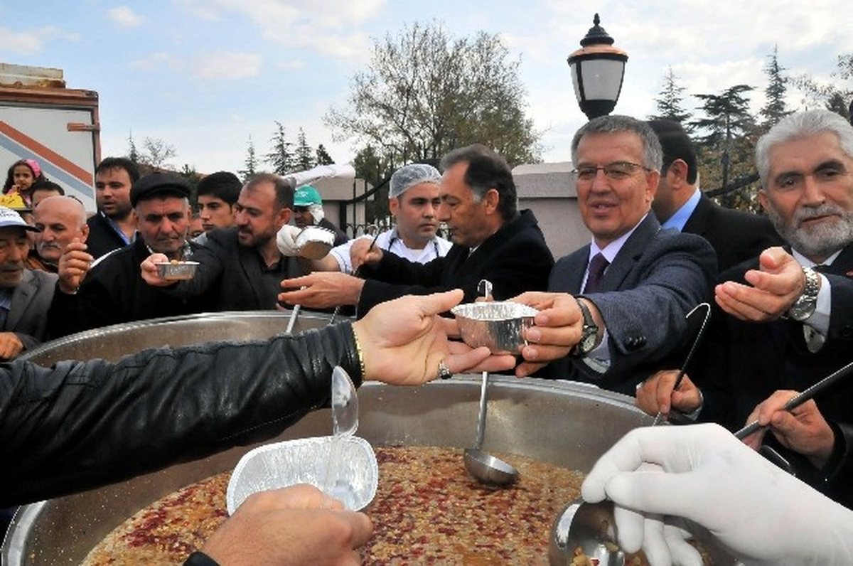 Akşehir Belediyesi\'nden Aşure İkramı