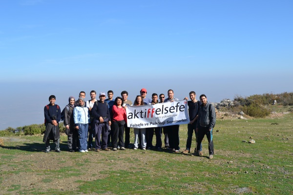 Aktiffelsefe Manisa Atayı Şarkılarla Şiirlerle Yürüyüşle Andı