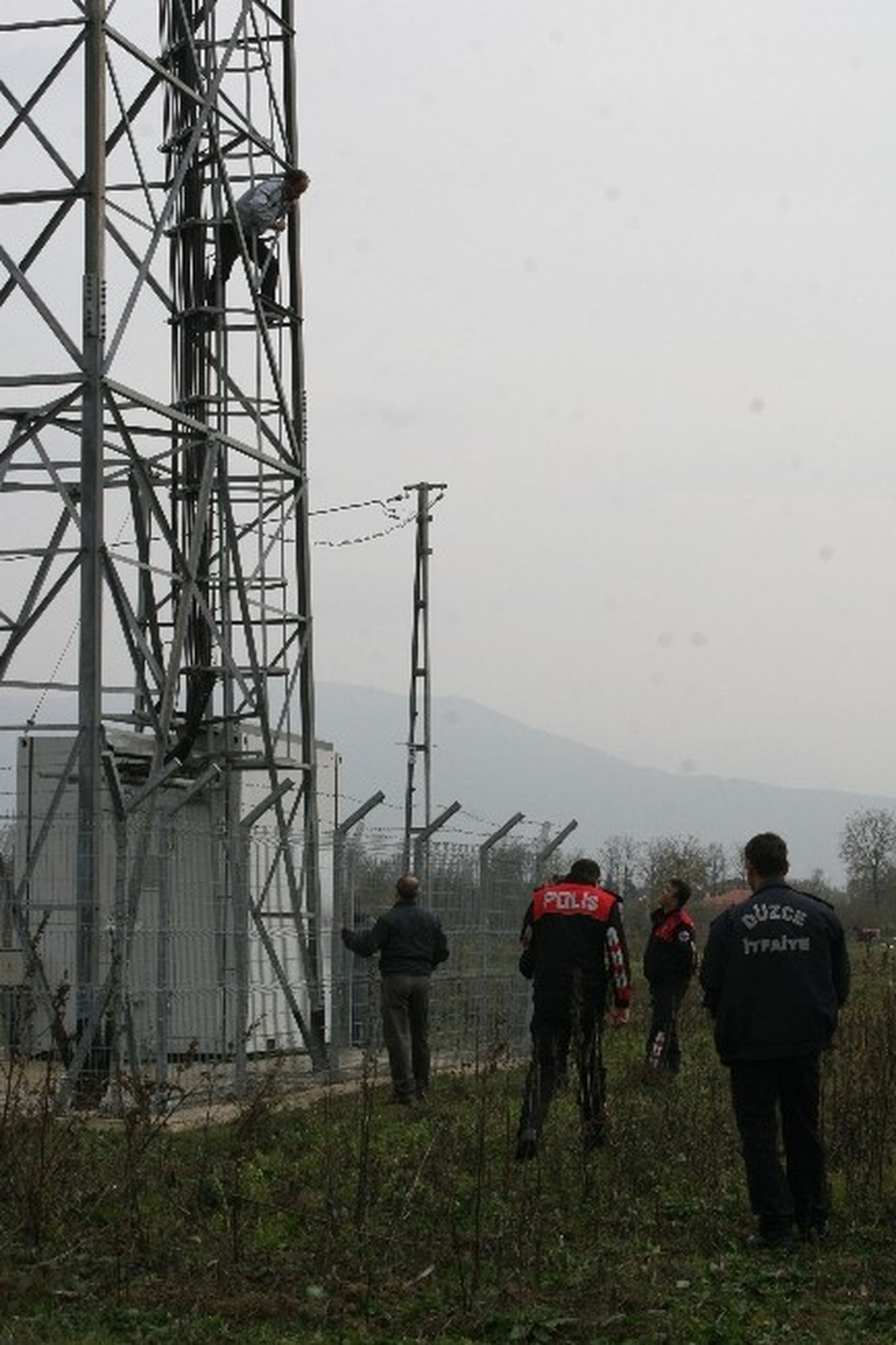 Alacağını Alabilmek İçin Baz İstasyonu Direğine Çıktı