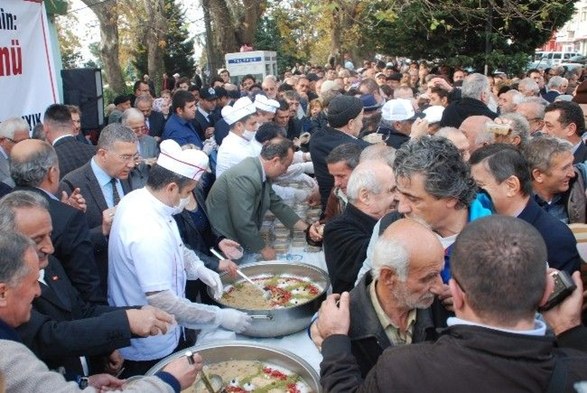 AK Parti Bafra Kadın Kolları Başkanlığı 3 Bin Aşure Dağıttı