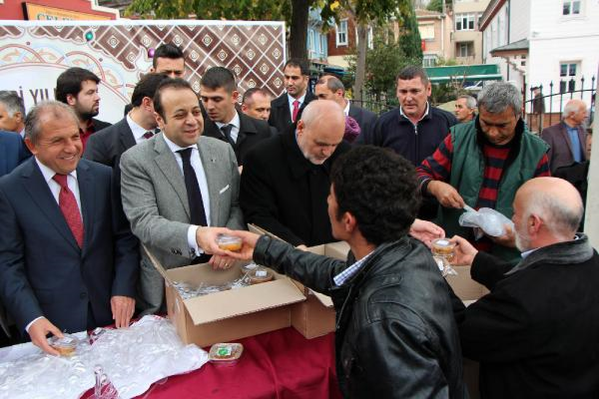 Başmüzakereci Bağış Aşure Dağıttı
