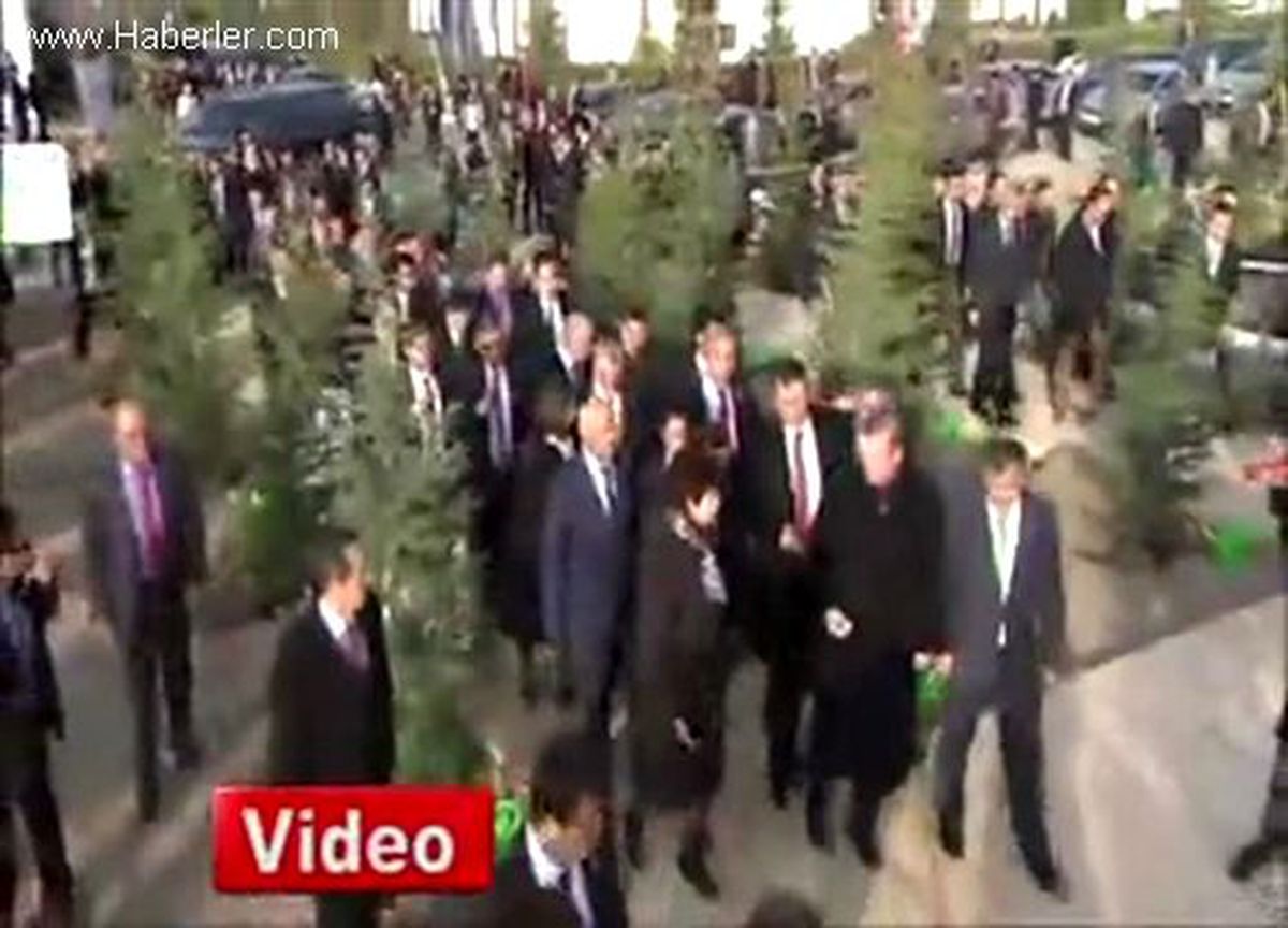 Başbakan Erdoğan Torunu İçin Fidan Dikti