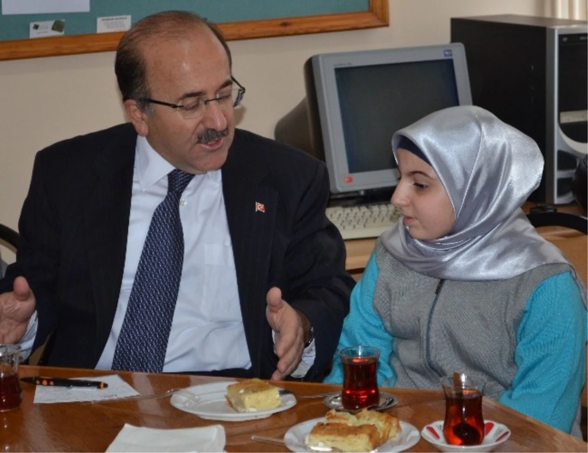 Başörtülü Minik Öğrenci, Başkan Gümrükçüoğlu\'ndan Okuluna Mescit Yapılmasını İstedi