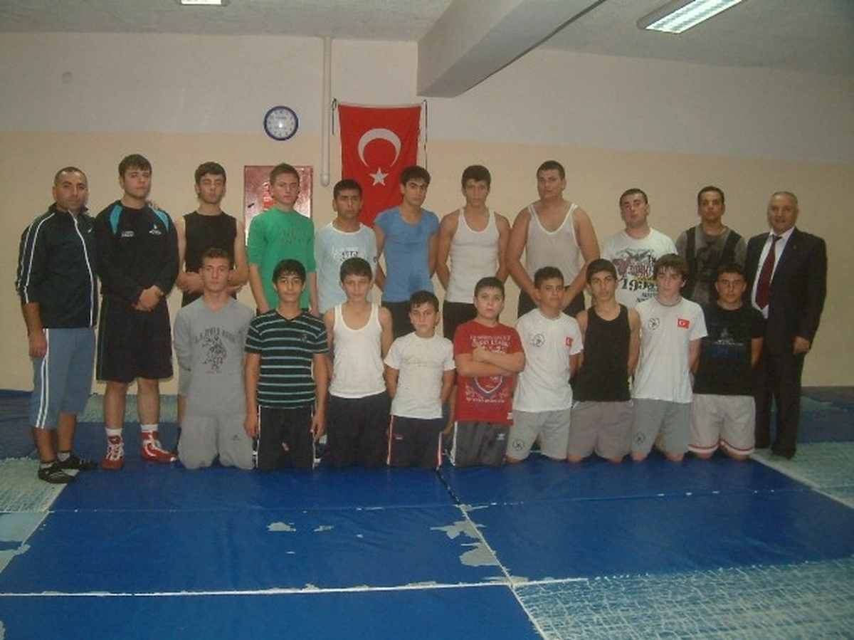 Burhaniye\'de 30 Genç Ata Sporu Güreşi Öğreniyor
