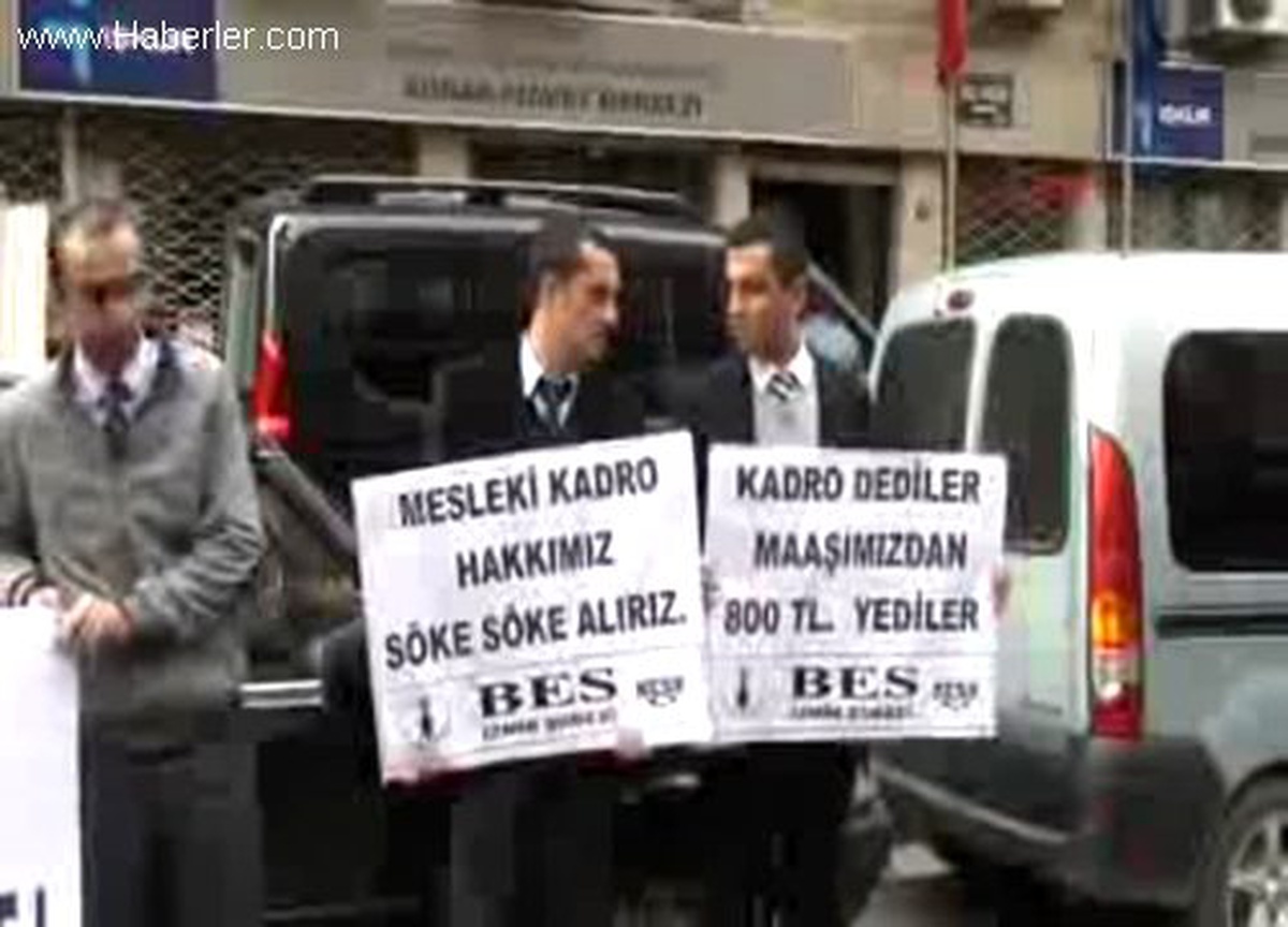 Büro Emekçileri Sendikası İzmir Şubesi Üyeleri, Sözleşmeli Olarak Çalışırken Torba Yasa ile Kadroya...