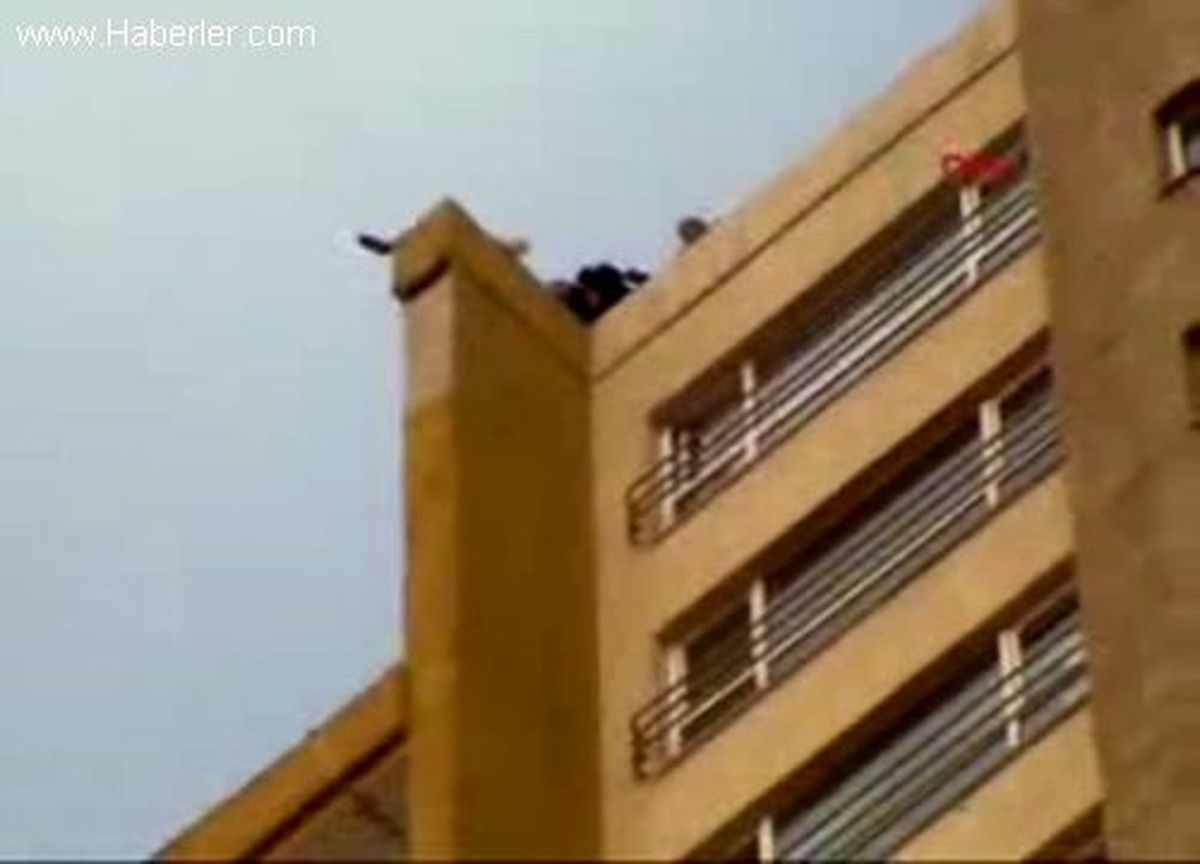 Bursa 21 Katlı Binanın Çatısında İntihar Girişimi