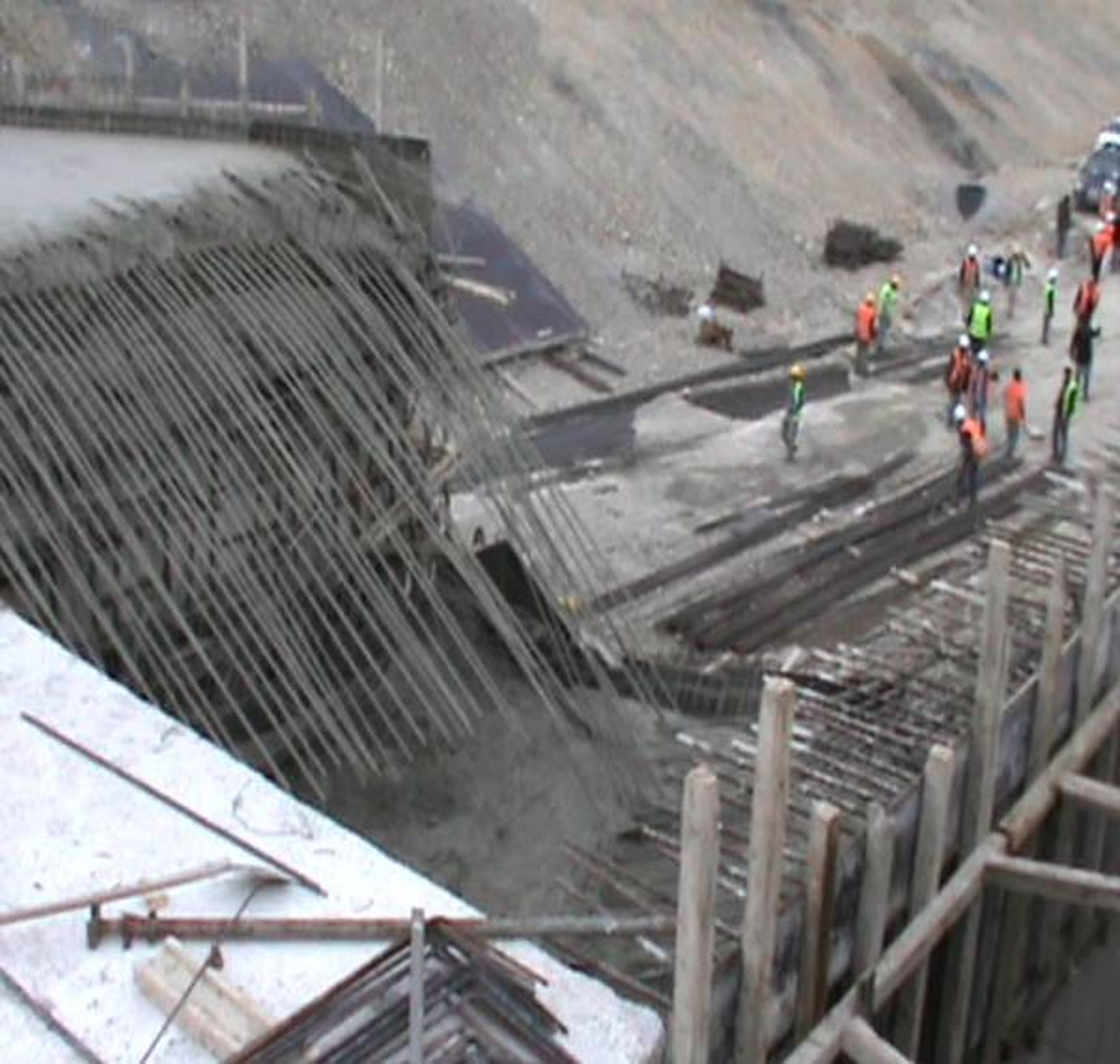 Bursa\'da Çevre Yolu İnşaatında İskele Çöktü, 6 İşçi Yaralandı