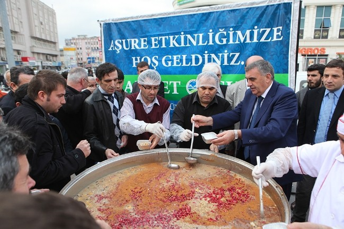 Büyükşehir Aşure Dağıttı