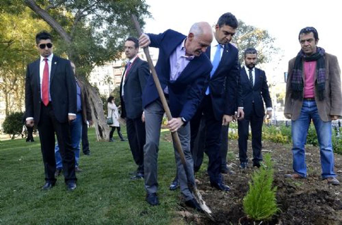 CHP, Papandreu\'nun Ağacı İçin Valiliğe Başvurdu