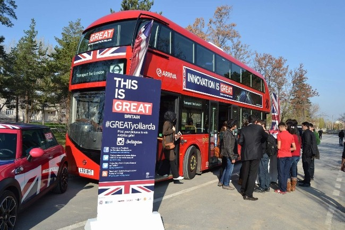Çift Katlı Londra Otobüsü AGÜ\'yü Ziyaret Etti