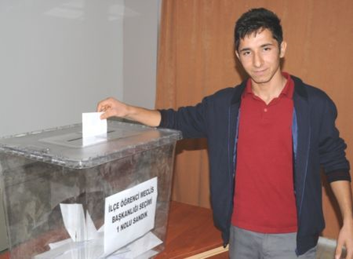 Cizre\'de Öğrenciler Sandık Başına Gitti