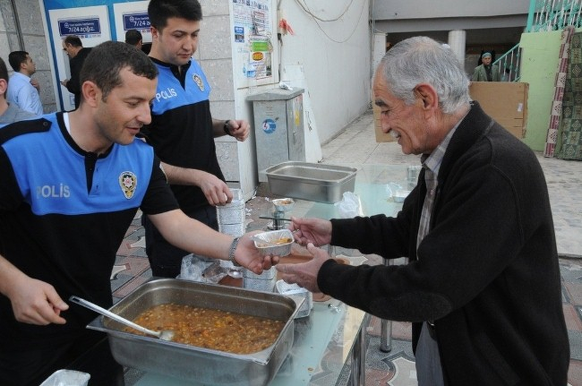 Cizre Polisi 700 Kişiye Aşure Dağıttı