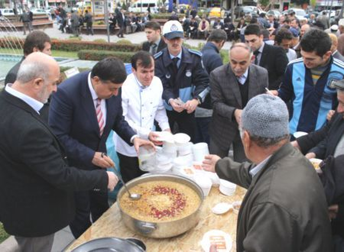 Cuma Namazı Çıkışında Vatandaşlara Aşure Dağıtıldı