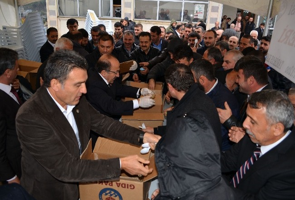 Cuma Namazı Sonrası Vatandaşlara ve Öğrencilere Aşure Dağıtıldı