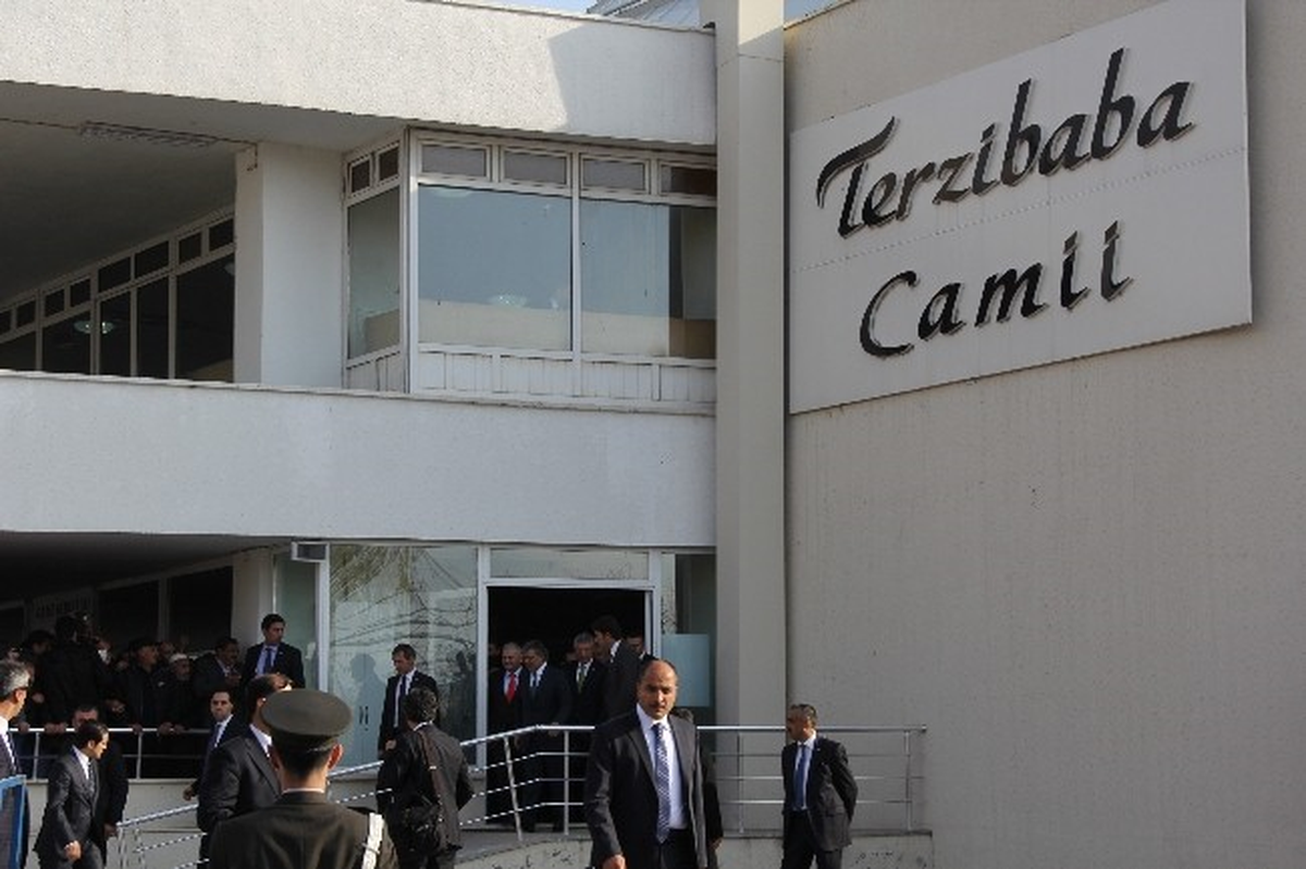 Cumhurbaşkanı Gül\'e Cuma Namazı Sonrası Sevgi Seli
