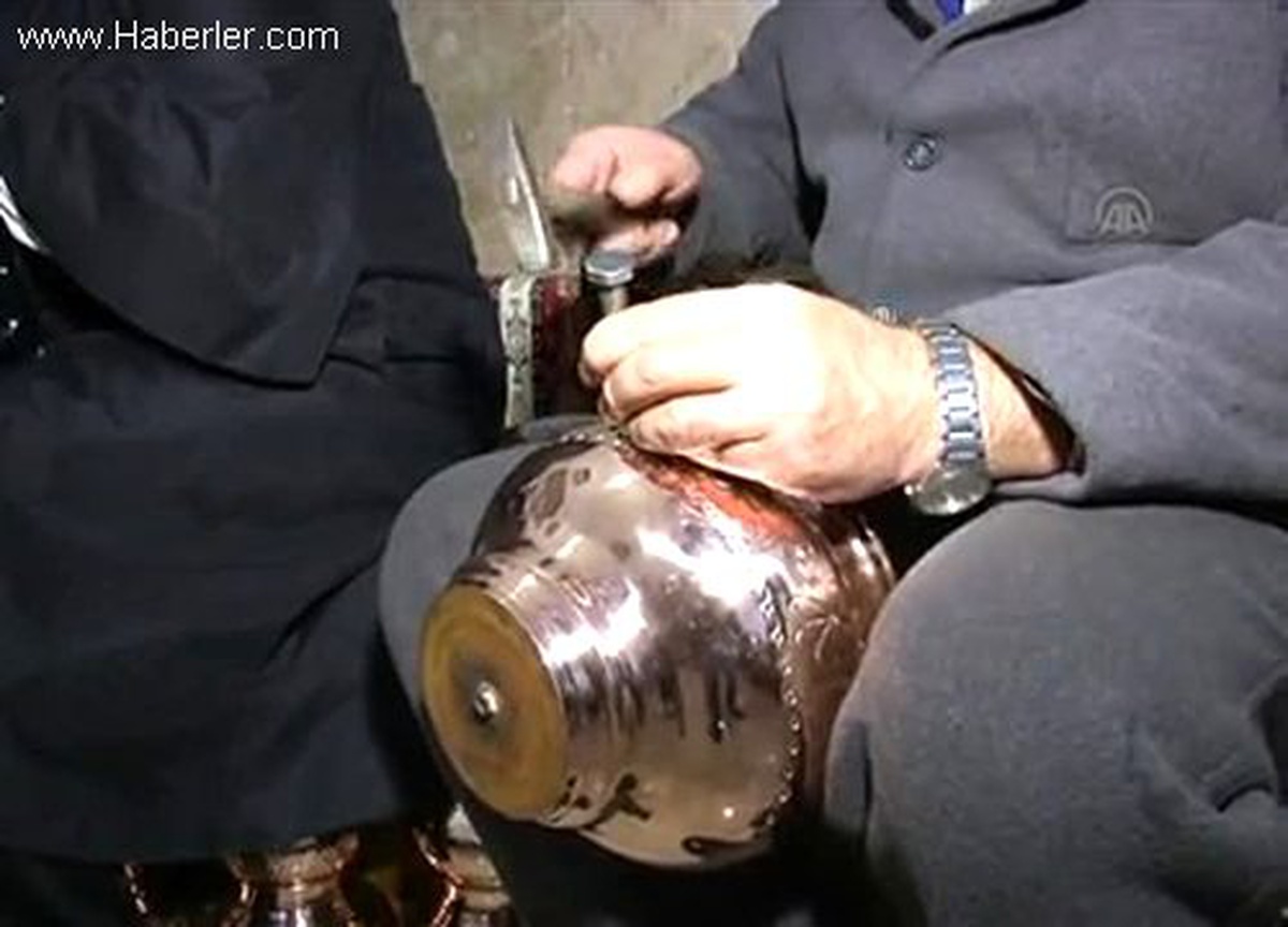 Cumhurbaşkanı Gül Taşçı Konağı\'nda bakır işledi