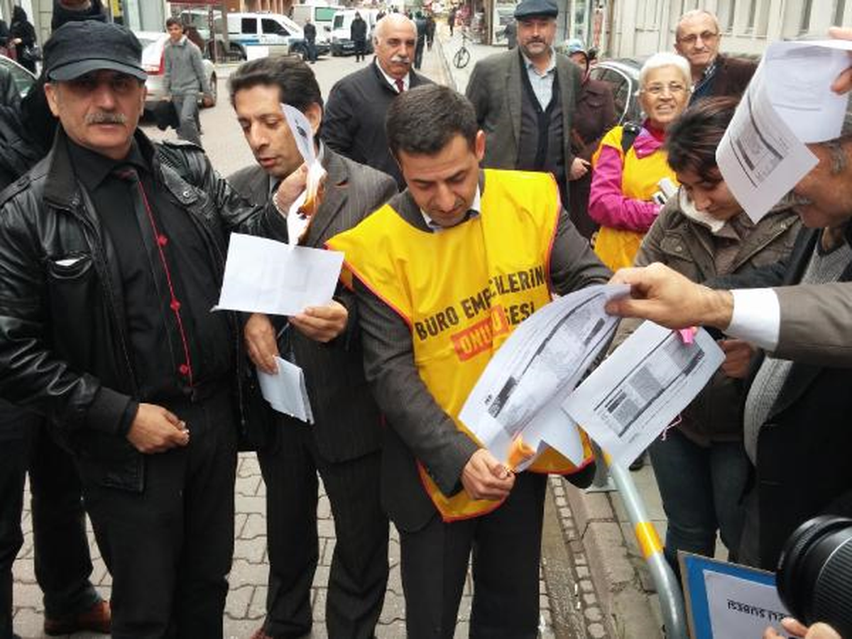 Defterdarlık Önünde Bordrolarını Yaktılar