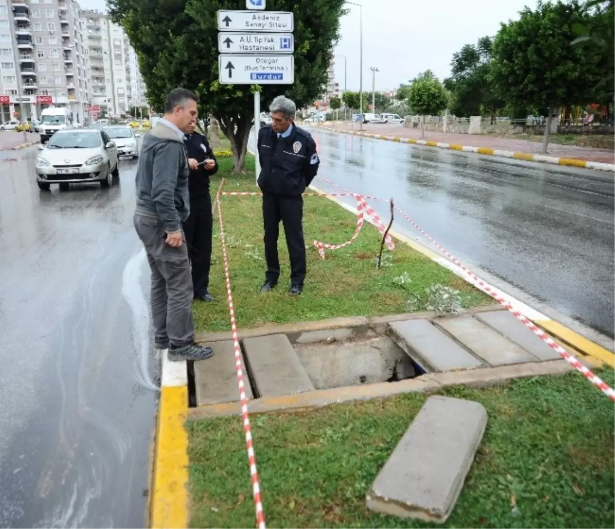 Antalya\'da Drenaj Çukuruna Düşen Kadın Yaralandı