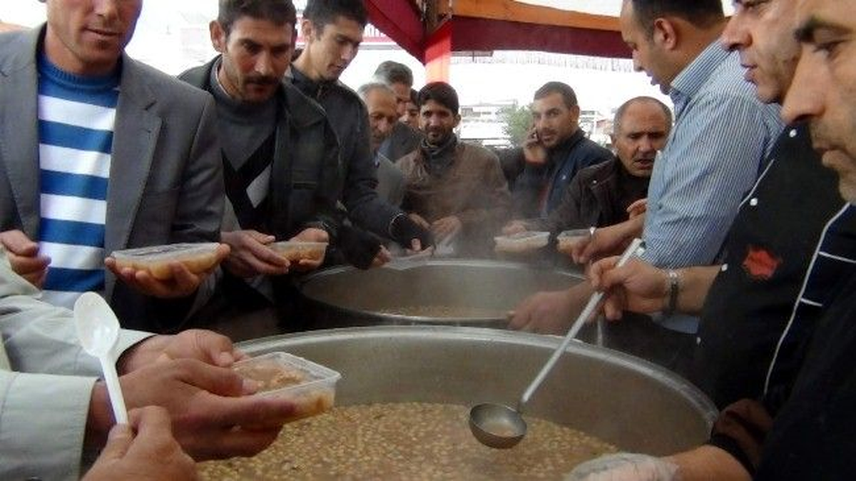 Erciş Belediyesi Aşure Dağıttı