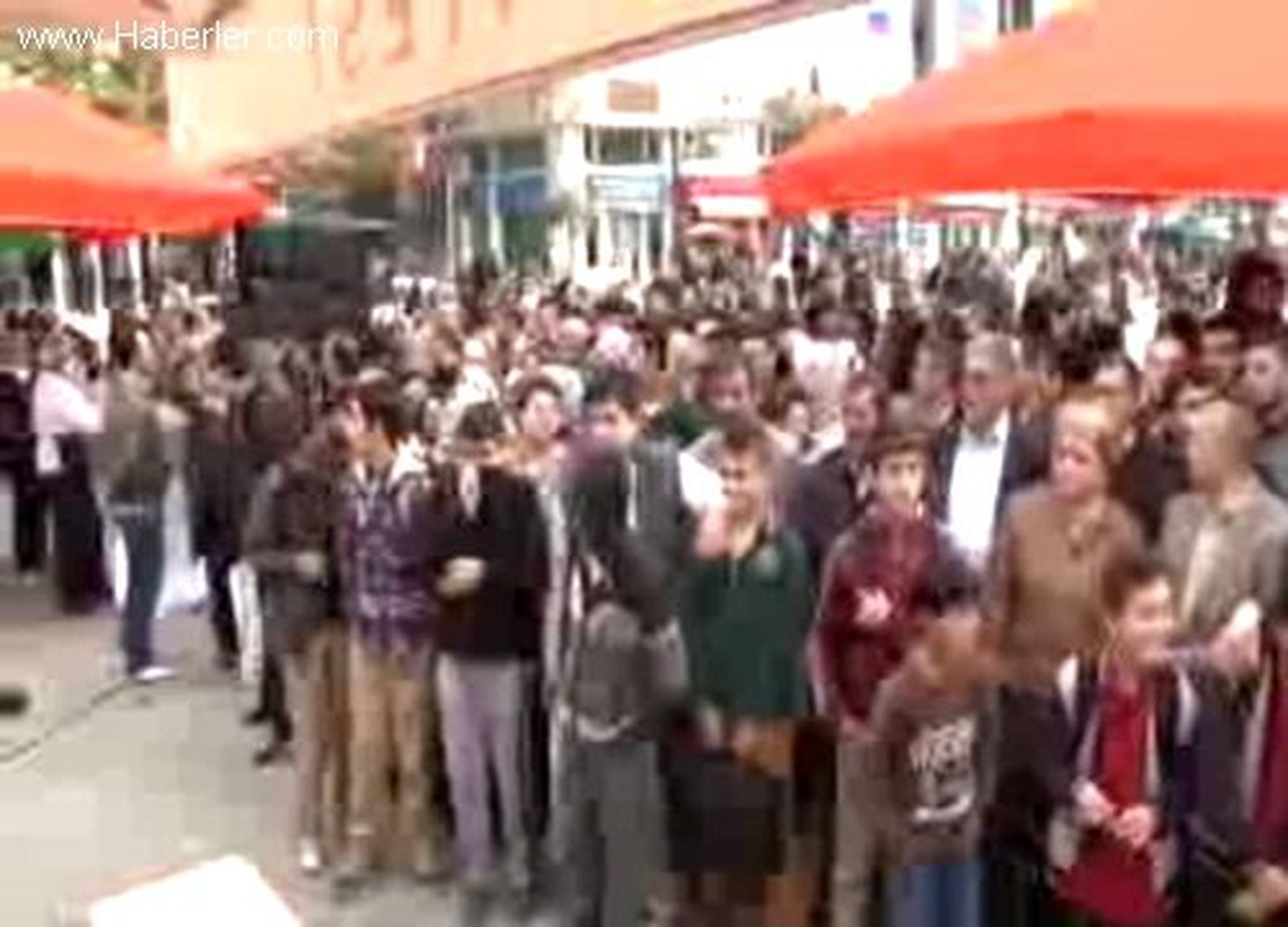 Esenler Belediyesi, Türkiye\'nin 81 İlinden Getirdiği Malzemelerle Hazırladığı Aşureyi Vatandaşlara...