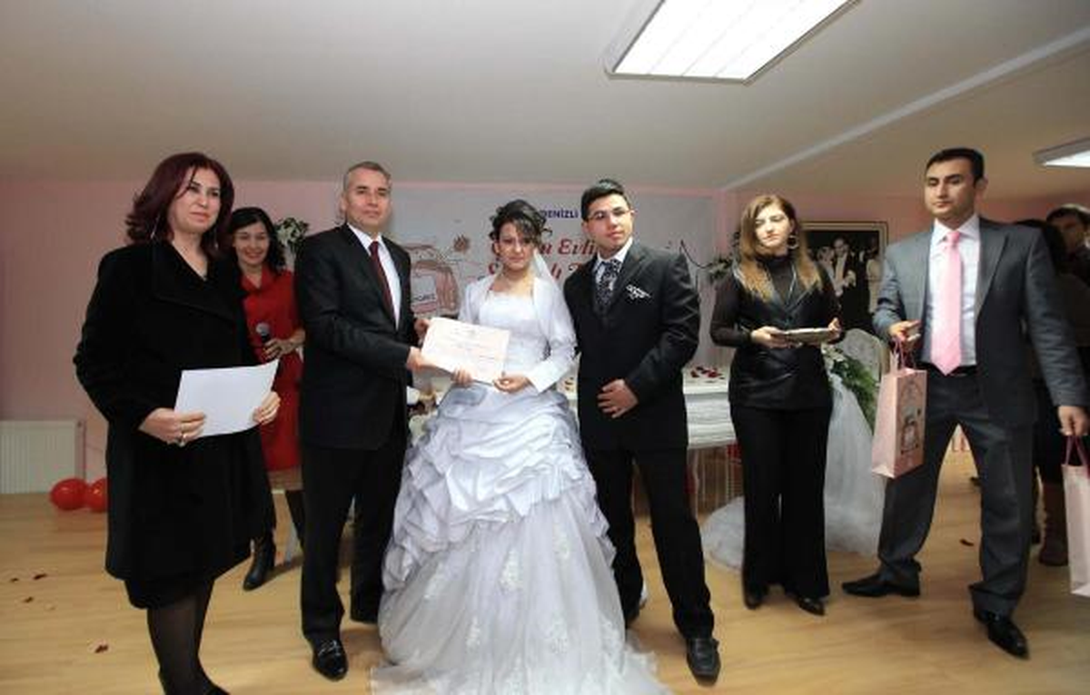 Denizli\'de Evlilik Okulu 550 Mezun Verdi