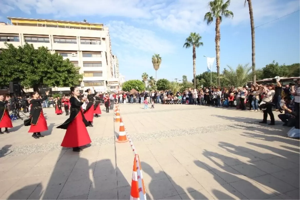 Festivale Katılan Ülkelerin Dans Gösterisi