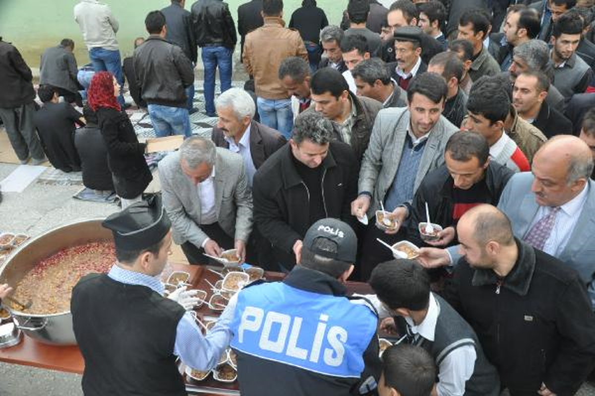 Hakkari\'de Polis Bin Kişiye Aşure Dagıttı