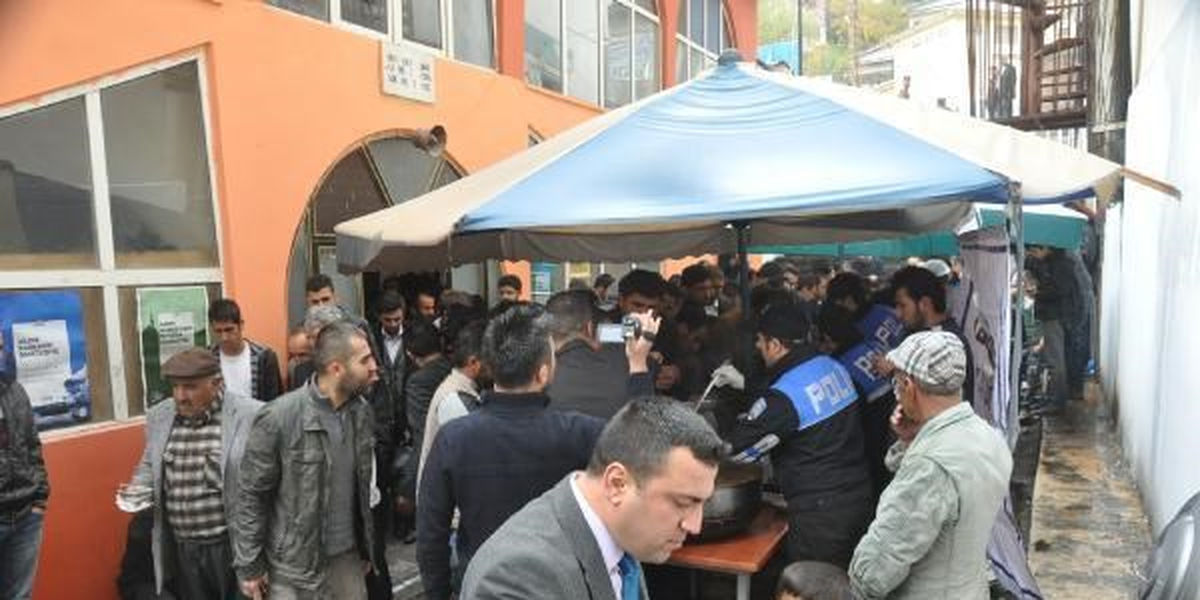 Hakkari\'de Polis Bin Kişiye Aşure Dagıttı