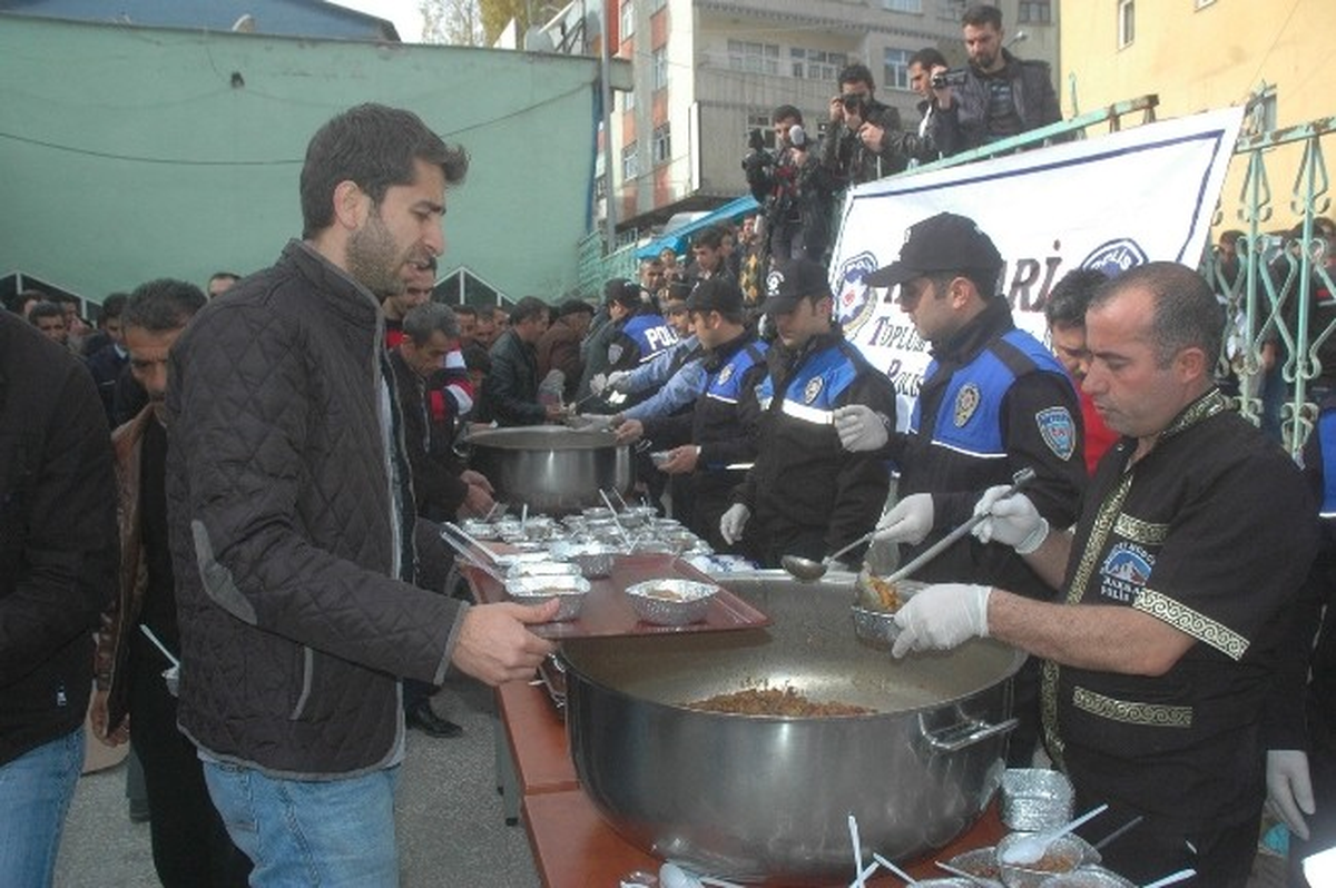 Hakkari Polisi Bin Kişiye Aşure Dağıttı