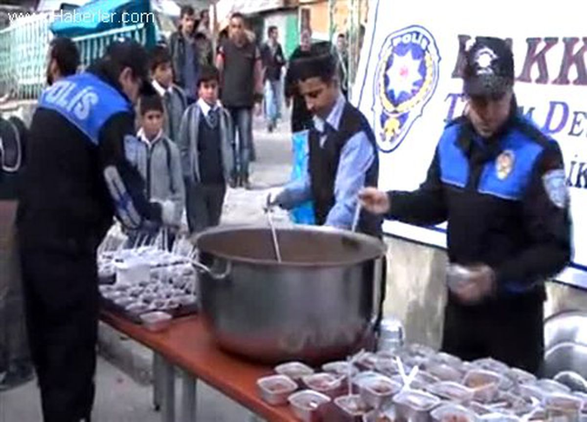 Hakkari polisinden aşure ikramı