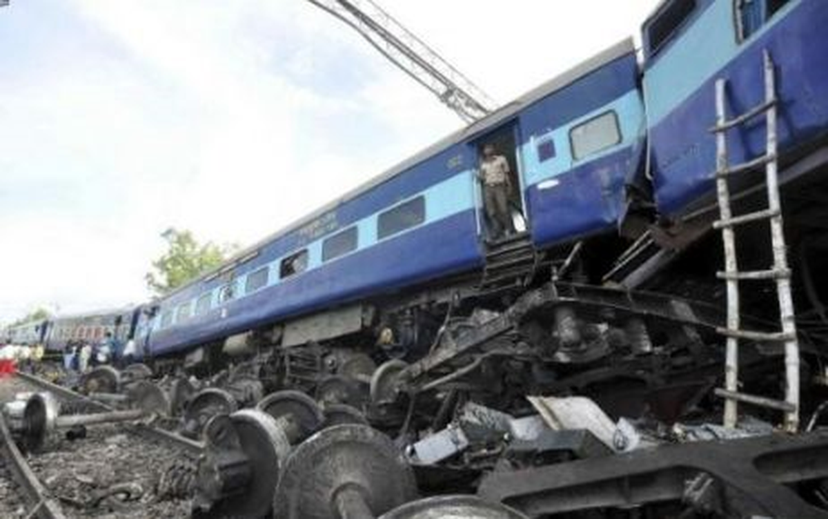 Hindistan\'da Tren Raydan Çıktı