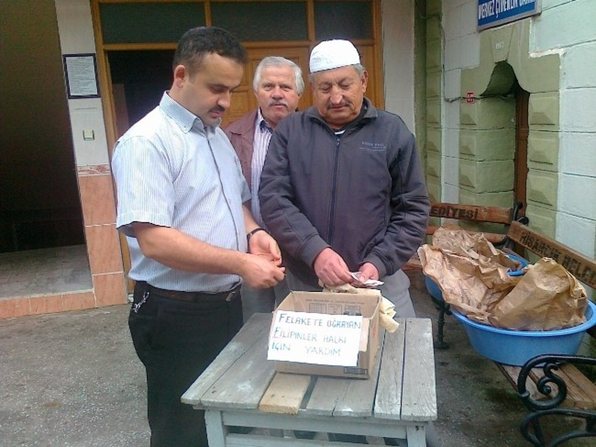 Hisarcık\'ta Camilerde Filipinler\'e Yardım Toplandı