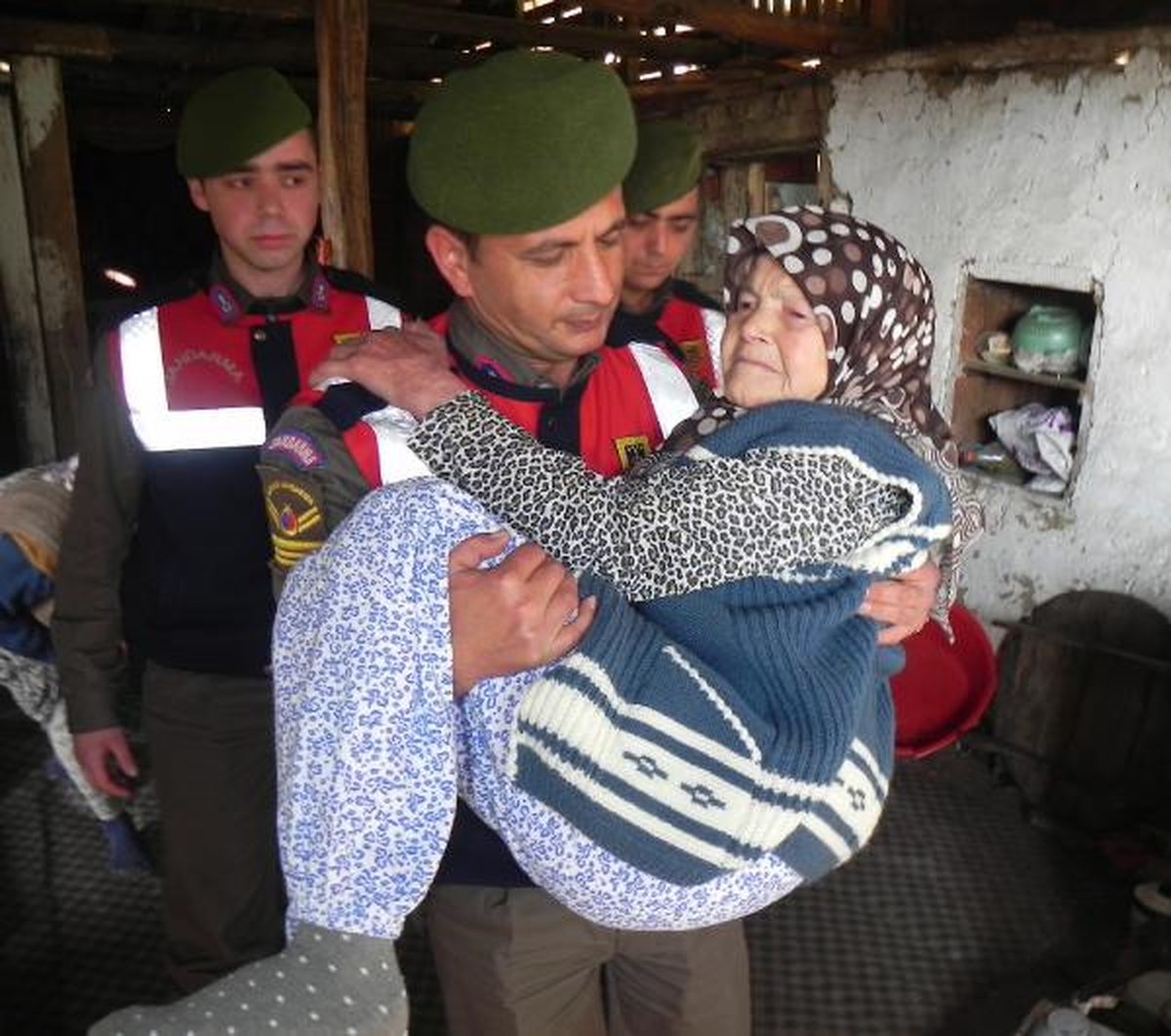 Jandarma 6 Ay Yemek Taşıdığı Zübeyde Nine\'yi, Havalar Soğuyunca Huzurevine Yerleştirdi