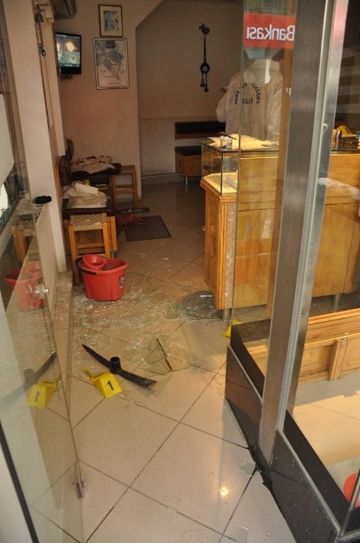 Kamerayı İptal Ederek Kuyumcuyu Soydular