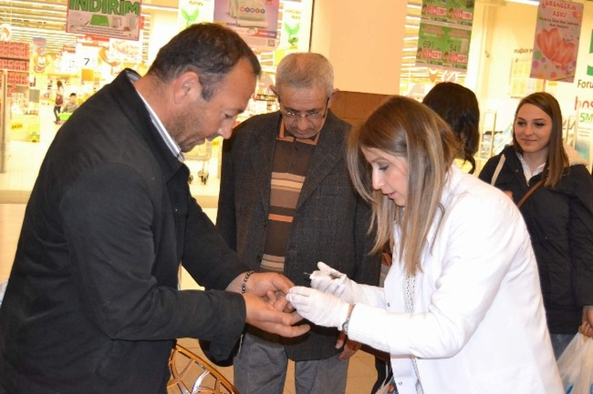 Kayseri Halk Sağlığı Müdürlüğü Forum Kayseri\'de Vatandaşların Kan Şekerini Ölçtü