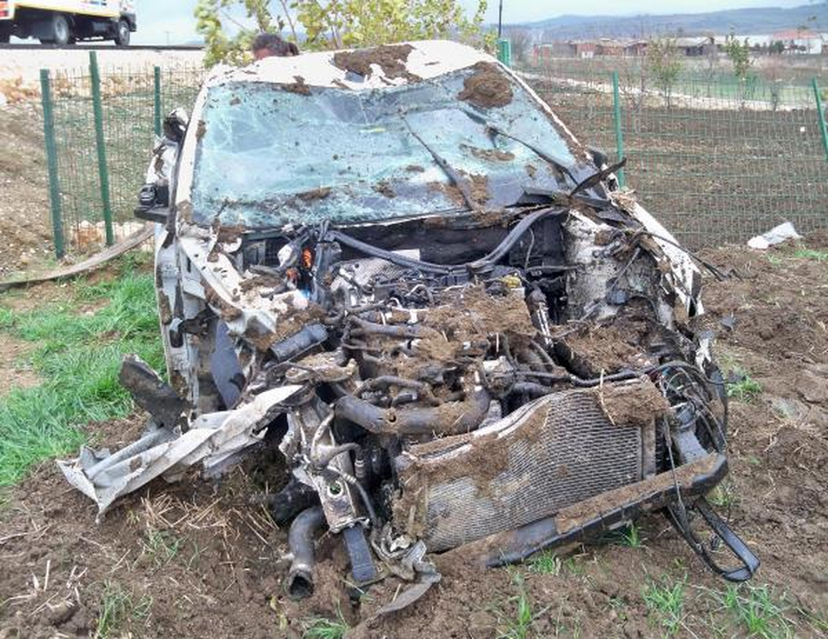 Kaza Yapan Otomobilin Hız Kadranı 140 Kilometrede Takılı Kaldı