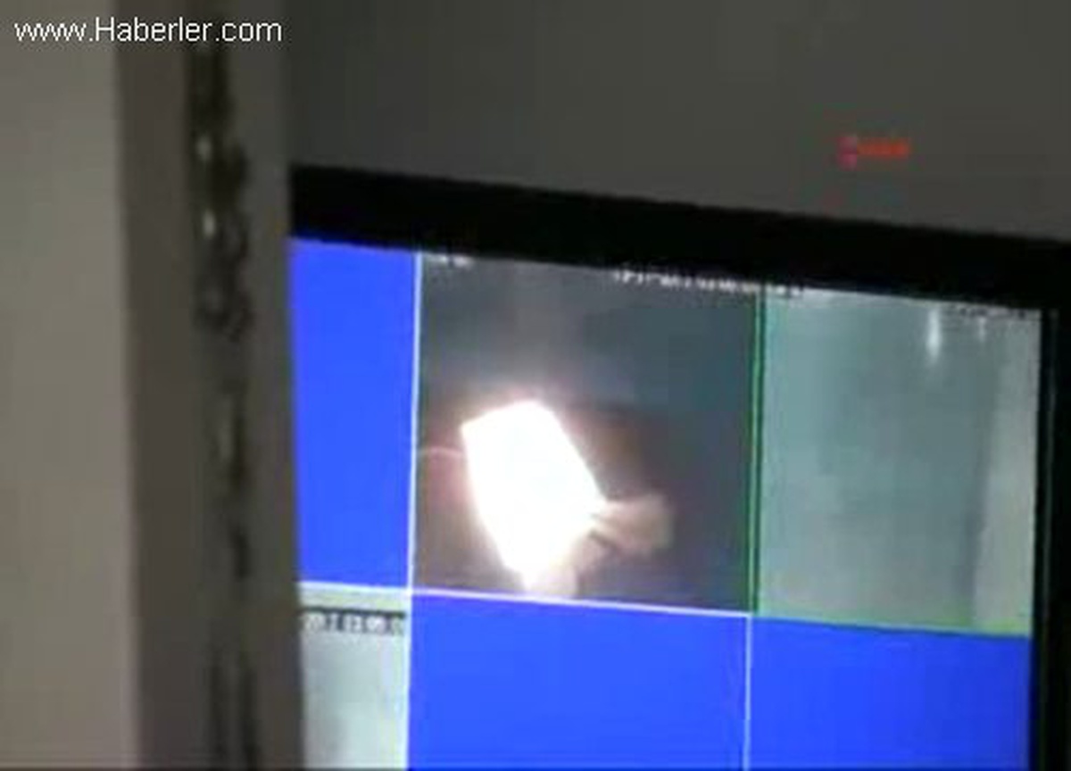 Kazmayla Kepengi Kırıp Kuyumcudan Altın Çaldılar