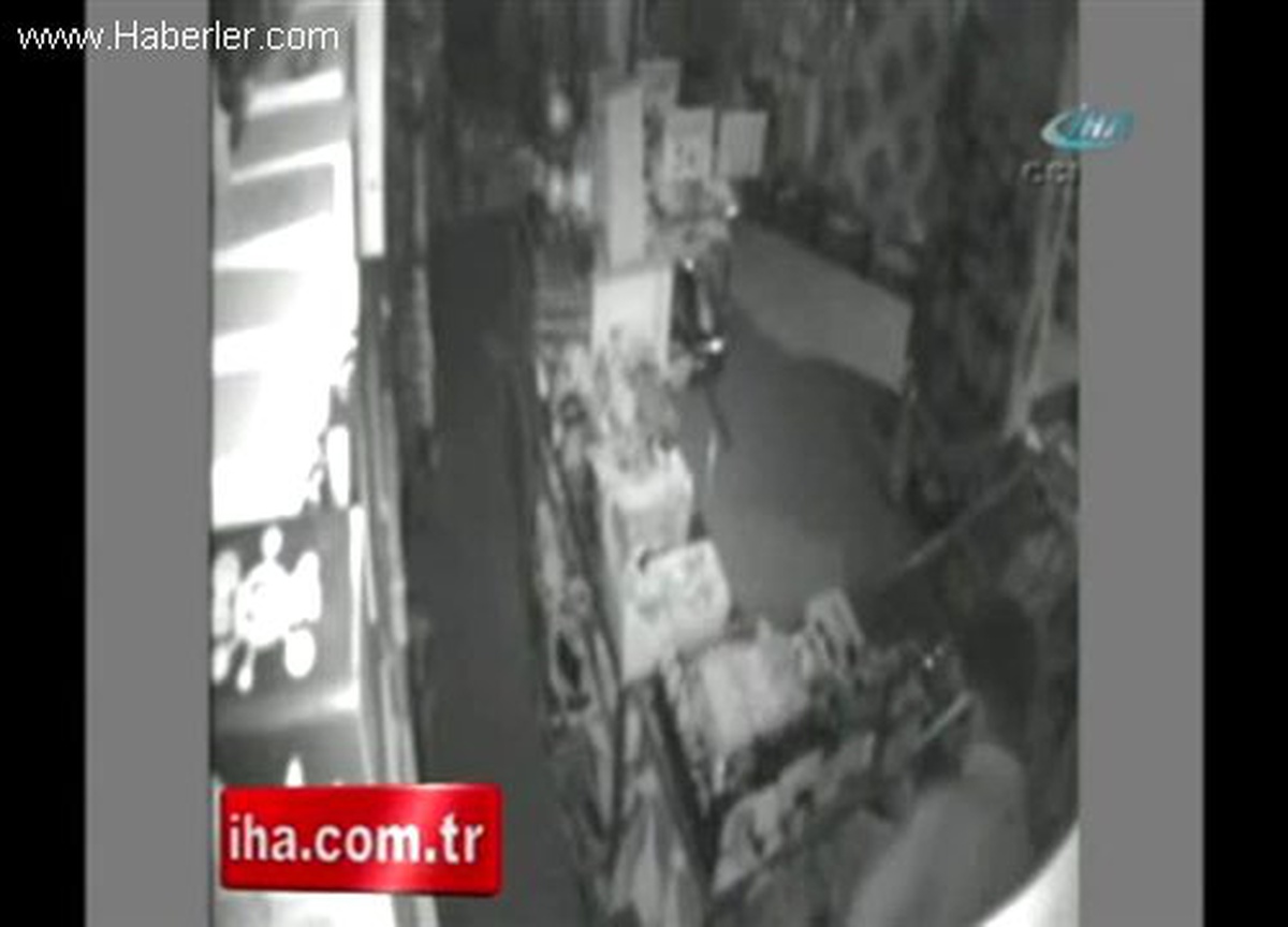 Kırtasiye Hırsızları Güvenlik Kamerasında