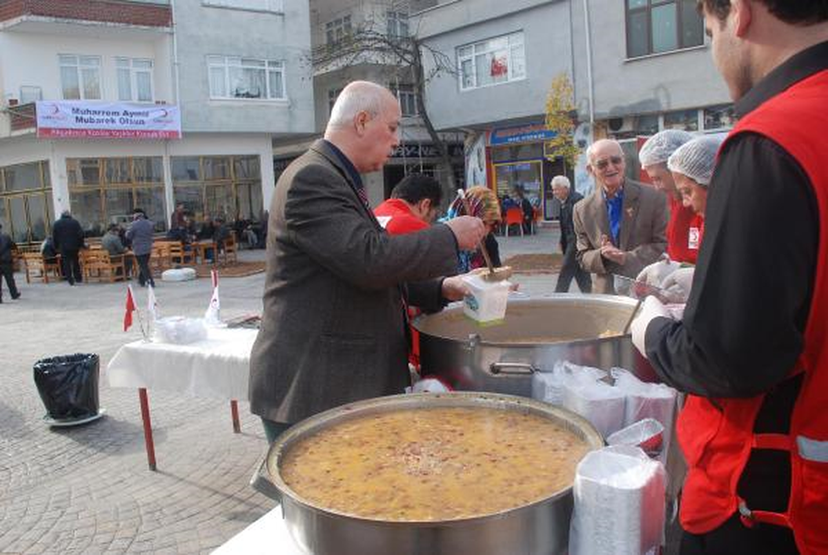Kızılay Aşure Dağıttı