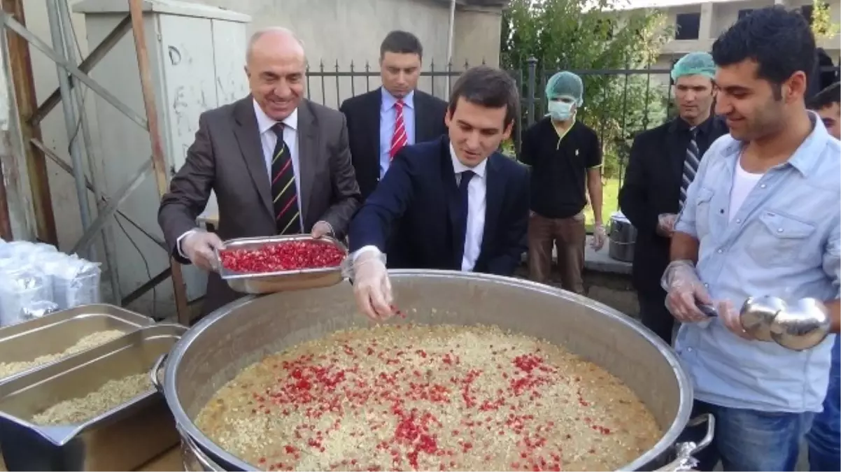 Kulp'ta Vatandaşlara Aşure Dağıtıldı