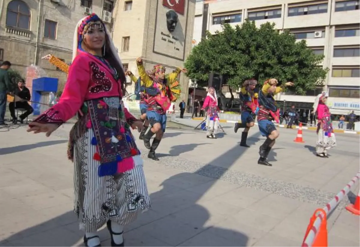 Mersin\'de Yabancı Dansçılar Gösteri Yaptı