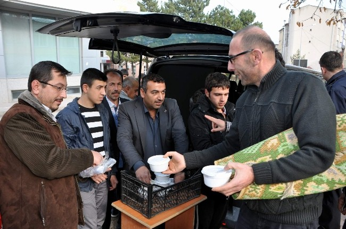 Milliyetçi Hareket Partisi 400 Kişilik Aşure Dağıttı