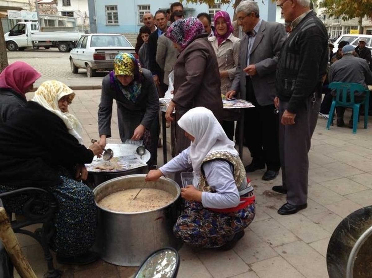 Pazarlar Müftülüğünün Kız Kur\'an Kursu Aşure Dağıttı