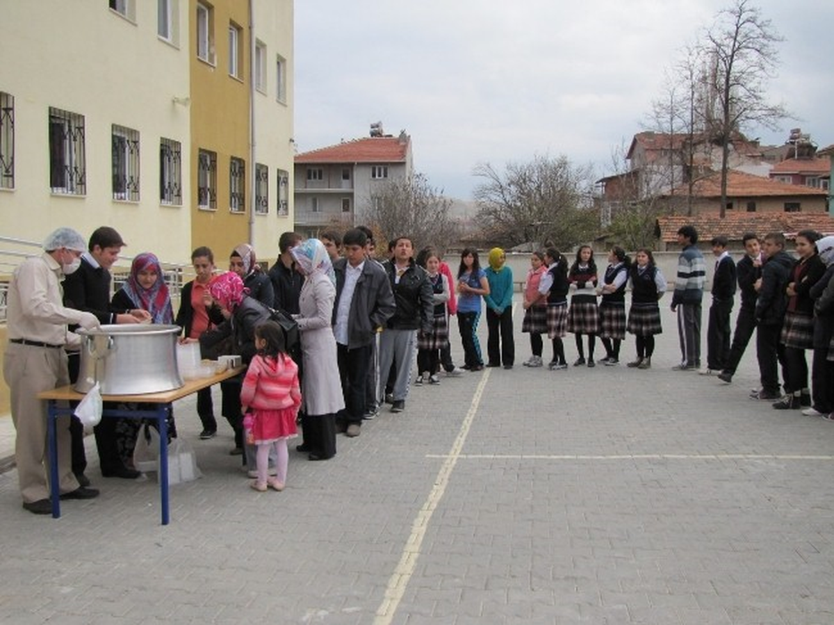 Öğrenciler 1 Lira ile Aşure Etkinliği Düzenledi